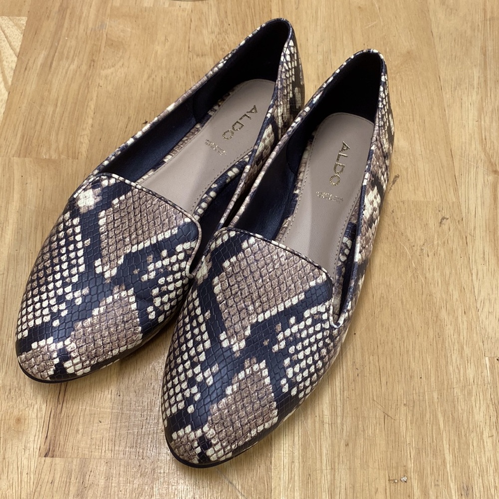 Aldo flats/loafers snakeskin design size 8